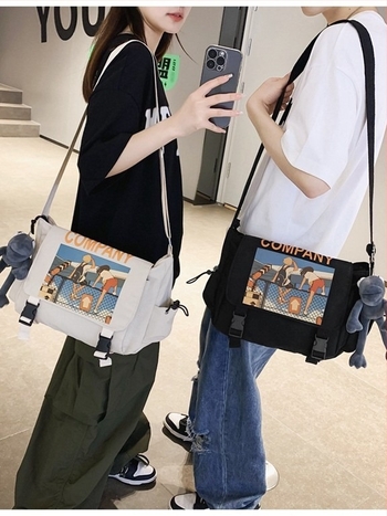 Torba crossbody uličnog stila s Oxford materijalom, envelope stil, unutarnja podstava od najlona, horizontalni kvadratni oblik, zatvaranje poklopcem, jedna naramenica, džepovi za telefon i dokumente, laminirani džep s patentnim zatvaračem, unutarnji mezzan