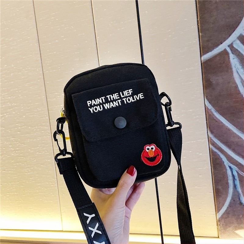 Platnena crossbody torba – vertikalni kvadratni oblik, otvor s poklopcem, džep sa zipom, podstava od najlona, gradski stil