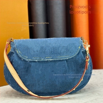 Denim inspirirana crossbody torbica s logom; prava koža, platnena podstava, zatvaranje poklopcem, horizontalni kvadratni oblik, laminirani unutarnji džep sa zatvaračem