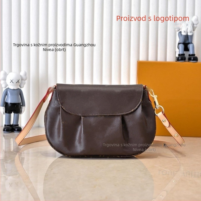 Denim inspirirana crossbody torbica s logom; prava koža, platnena podstava, zatvaranje poklopcem, horizontalni kvadratni oblik, laminirani unutarnji džep sa zatvaračem