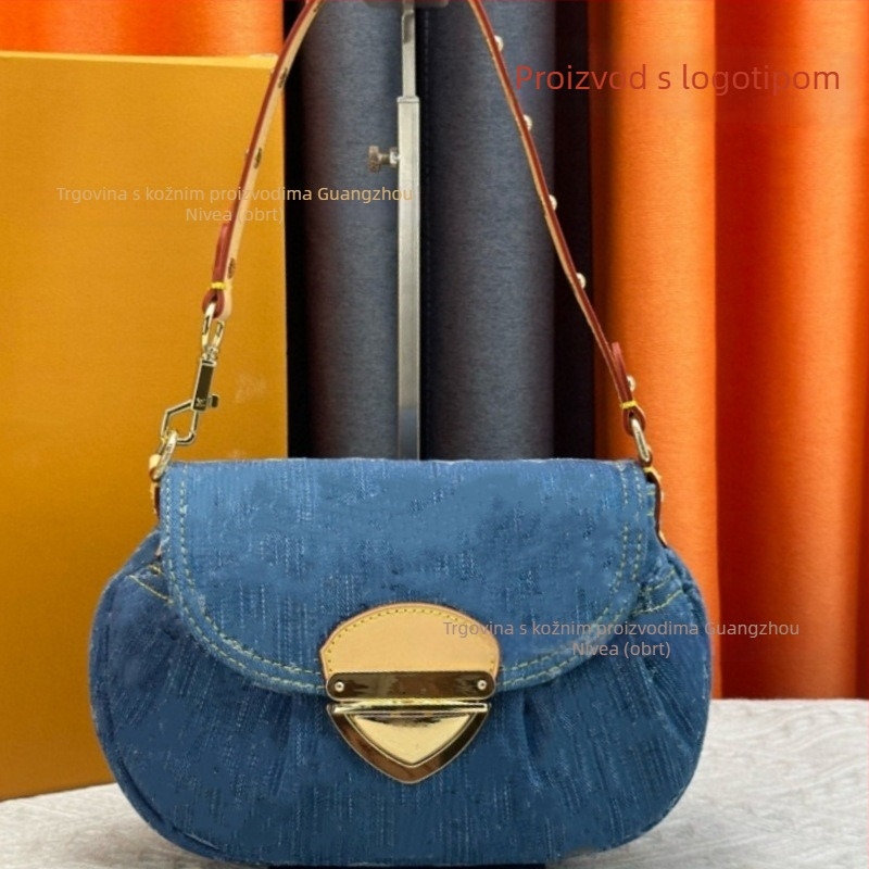 Denim inspirirana crossbody torbica s logom; prava koža, platnena podstava, zatvaranje poklopcem, horizontalni kvadratni oblik, laminirani unutarnji džep sa zatvaračem