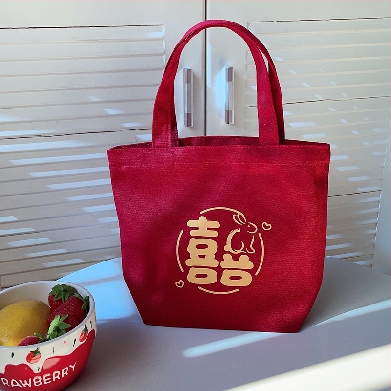 Ženska torbica — vertikalni kvadratni oblik, platnen materijal, književni nacionalni stil, otvoren vrh, mekana konstrukcija, svakodnevna uporaba