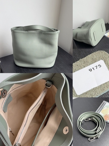 Bucket torba u urbanom minimalističkom stilu, prava koža, prvi sloj teleće kože, magnetsko zatvaranje, podstava od poliestera i pamuka, skriveni džep sa zatvaračem i džep za karticu