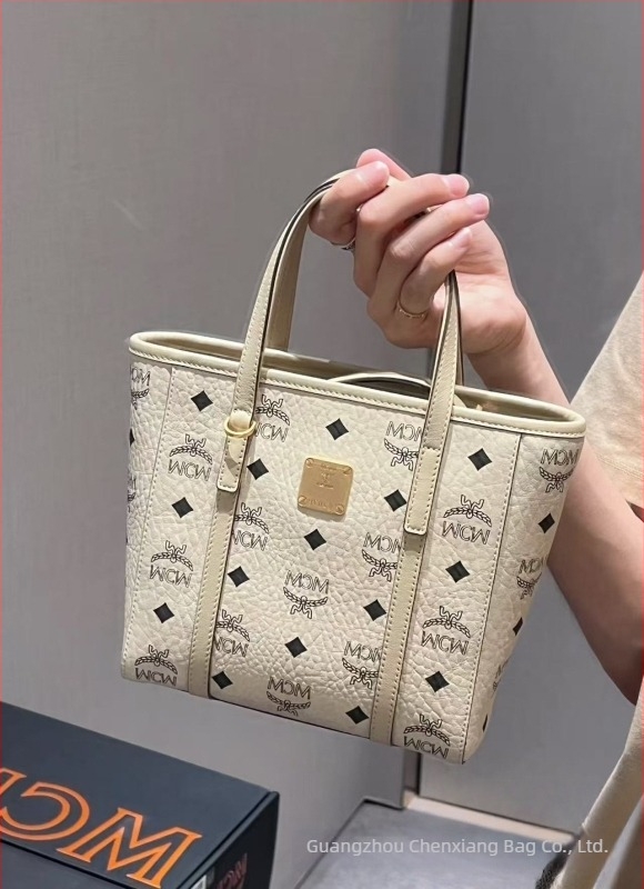 Torba od prave kože: tote i crossbody, horizontalno kvadratnog oblika, zatvarač, unutarnja džep za telefon, jedna naramenica