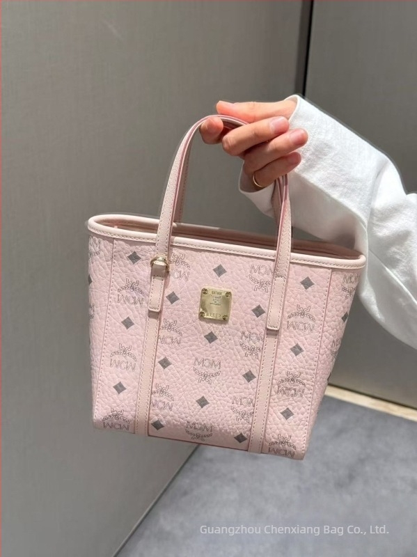 Torba od prave kože: tote i crossbody, horizontalno kvadratnog oblika, zatvarač, unutarnja džep za telefon, jedna naramenica
