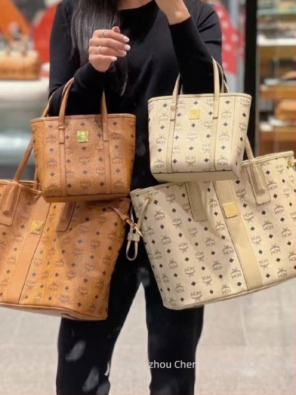 Torba od prave kože: tote i crossbody, horizontalno kvadratnog oblika, zatvarač, unutarnja džep za telefon, jedna naramenica