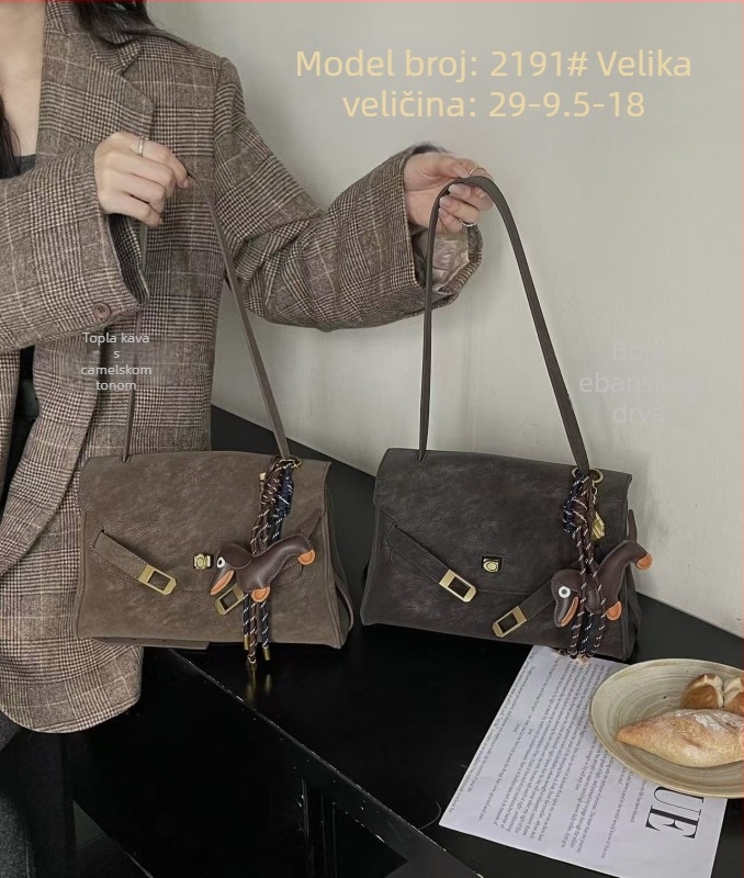 Ženska kožna crossbody torba s kvadratnim oblikom, zimska 2025, svakodnevna upotreba; materijal: prava koža; podstava: prava koža; otvaranje: poklopac; unutarnja struktura: laminirani džep