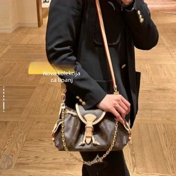 Ženska crossbody torbica — sofisticiran stil zrele žene; Materijal: prirodna koža; Podstava: poliester; Oblik: konveksan; Otvaranje: brava; Unutarnji džep: džep za telefon
