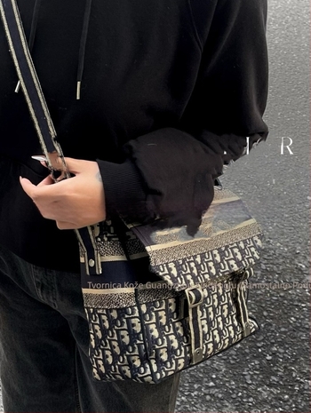 Torba za rame u sedlanoj verziji s izvezenim monogramom, Oxford platno, vodoravni kvadratni oblik s poklopcem, unutarnji džepovi za telefon i osobnu iskaznicu, YYCYYp