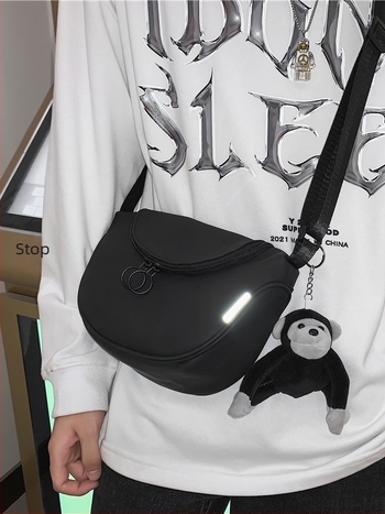 Crossbody torba u gradskoj estetici, laminirana Oxford tkanina, ovalni oblik, zatvaranje zipom, unutarnja pretinica za mobitel i laminirani pretinac sa zipom — izlazi jesen 2025
