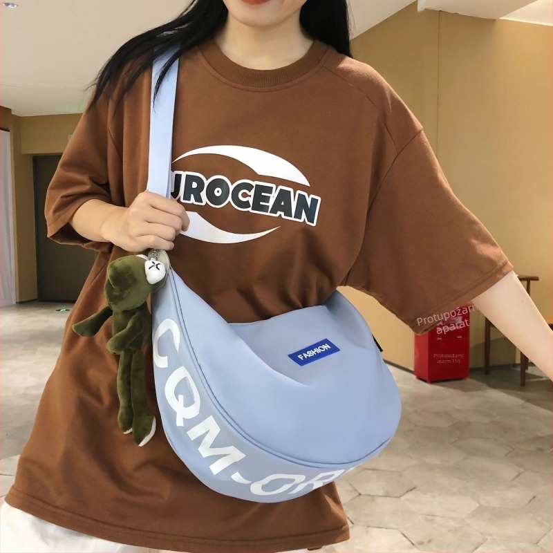 Crossbody Dumpling torba od Oxford platna — mekana konstrukcija, oblik dumplinga, zatvaranje poklopca, unutarnja džep s ID karticom i džep sa zipom