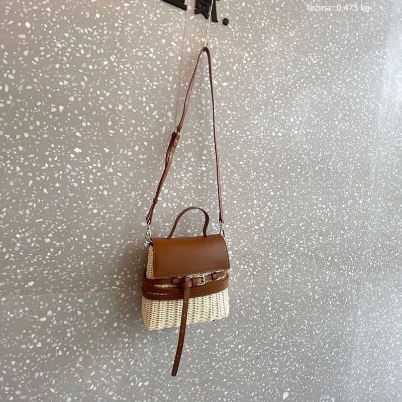 Caredo slamnata crossbody torba - gradski minimalistizam, horizontalni kvadratni oblik, zatvaranje poklopcem, unutarnja džep za telefon