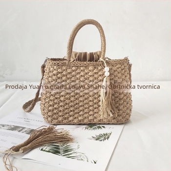 Pletena slamena crossbody torba – horizontalnog kvadratnog oblika, zatvaranje šnirama, pamučna podstava, jedna naramenica