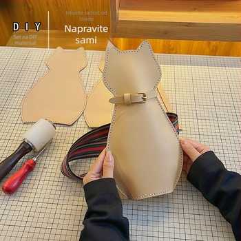 DIY torba preko tijela s mačjim motivom — PU materijal, tkanast tekstura, vertikalni kvadratni oblik, ID džep
