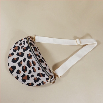 Crossbody torba s oblikom školjke, poliester materijal, zatvarač, kanvas podstava, unutarnji džepovi za telefon i dokumente.