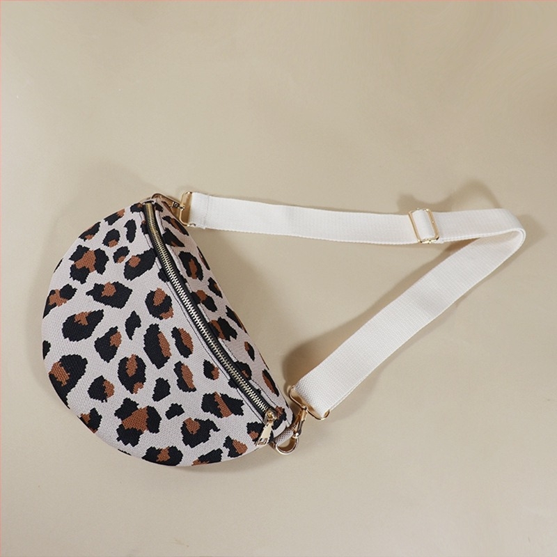 Crossbody torba s oblikom školjke, poliester materijal, zatvarač, kanvas podstava, unutarnji džepovi za telefon i dokumente.