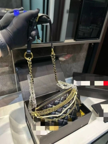 Ženska mini torbica s quiltom i lančanim remenom, od prave kože, poliester podstava, zatvaranje na zip, unutarnja džep na zip i džep za telefon, street style Mengchu