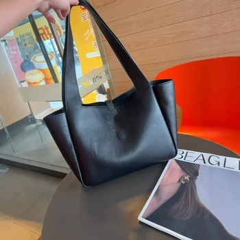 Torbica Tote s leopard uzorkom, bucket stil, materijal: Super Fiber, magnetsko zatvaranje, unutarnja struktura: džep sa zatvaračem i džep za telefon, jedna naramenica