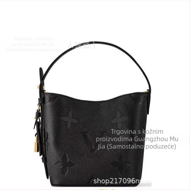 Ženska torba od prave kože, oblik kanta s logom (Materijal: prava koža; Oblik: kanta; Zatvaranje: magnetska kopča; Unutarnja podstava: platno; Unutarnja struktura: džep za dokumente)