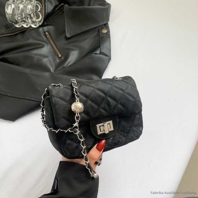 Crossbody torba s vodoravnom kvadratnom oblikom i baršunastom podstavom (poliester; zaključavanje; laminirani zatvarač unutarnja pretinac)