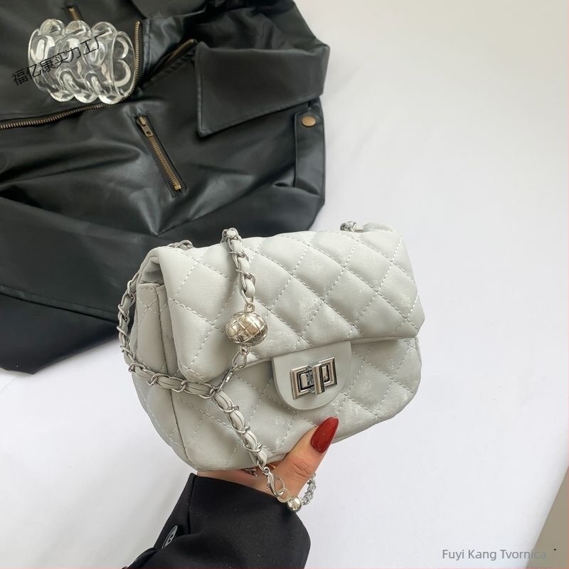 Crossbody torba s vodoravnom kvadratnom oblikom i baršunastom podstavom (poliester; zaključavanje; laminirani zatvarač unutarnja pretinac)