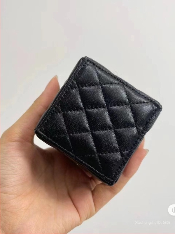 Crossbody torba s dijamantnim šavom i lancem, zatvaranje trakom, mikrovlakno, uspravni kvadratni oblik, podstava od najlona