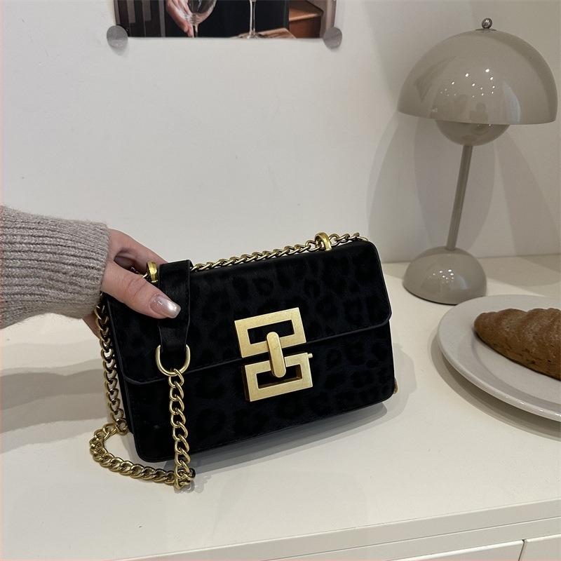 Torba preko ramena u street stilu od Oxford tkanine, horizontalnog kvadratnog oblika, zatvarač na zip, unutarnja džep sa zipom.