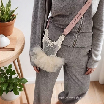 Mini čipkasta crossbody torba s lancem od perli i prozirnom mrežicom, unisex stil, silueta bucket bag, proljeće 2025, svakodnevno nošenje