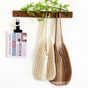 Torba Tote preko ramena od pamuka s otvorenim pletenim dizajnom, vertikalni kvadratni oblik, s jednom naramenicom, ljeto 2025