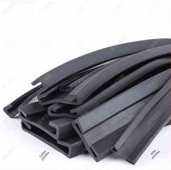 Automobilska gumena rubna traka s U-oblomom, staklenim umetkom i profilom s utorom za karticu (Automobilska industrija)