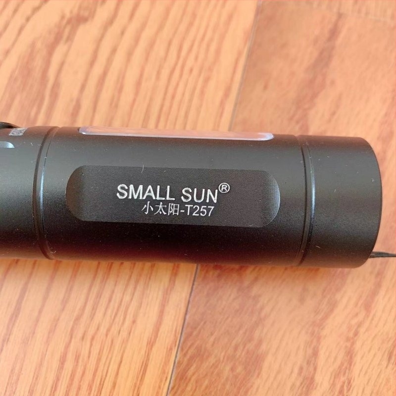 Ručna lampa Little Sun T257 – aluminijska legura, napajanje putem punjenja, LED, Višenamjenska