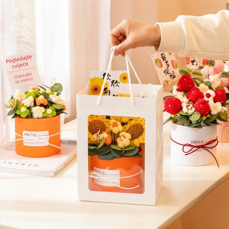 Ručno pleteni buket cvijeća od vječnih ruža, brend Happy Flowers, ukras za Dan učitelja