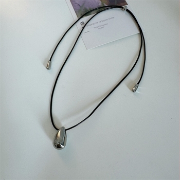 Ogrlica s kapljicom vode od mesinga na voskom užetu, minimalističko geometrijski stil, 51–60 cm, jesen 2024
