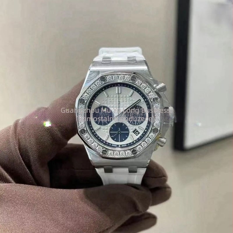 Sat s kvarcnim mehanizmom Miyota (Japan), 40 mm kružni cifernik, silikonska narukvica, vodootpornost 30 m, mineralno staklo