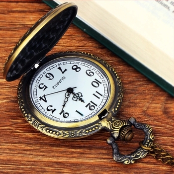 Dvostrano izgravirani retro džepni sat za djevojčicu Alisu, sat na lančić, kvarc SL68 pogon, GB-1047, promjer brojčanika 47 mm, debljina 15 mm, kućište od cinkove legure, svjetsko vrijeme, 24-satna indikacija