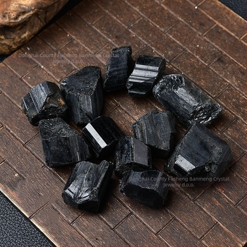 Dekorativni ukras od sirovog turmalinskog kamena, prirodni minerali uzorak, moderan minimalistički stil, kartonsko pakiranje