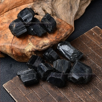 Dekorativni ukras od sirovog turmalinskog kamena, prirodni minerali uzorak, moderan minimalistički stil, kartonsko pakiranje