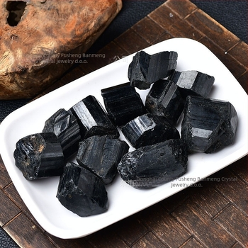 Dekorativni ukras od sirovog turmalinskog kamena, prirodni minerali uzorak, moderan minimalistički stil, kartonsko pakiranje