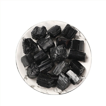 Dekorativni ukras od sirovog turmalinskog kamena, prirodni minerali uzorak, moderan minimalistički stil, kartonsko pakiranje