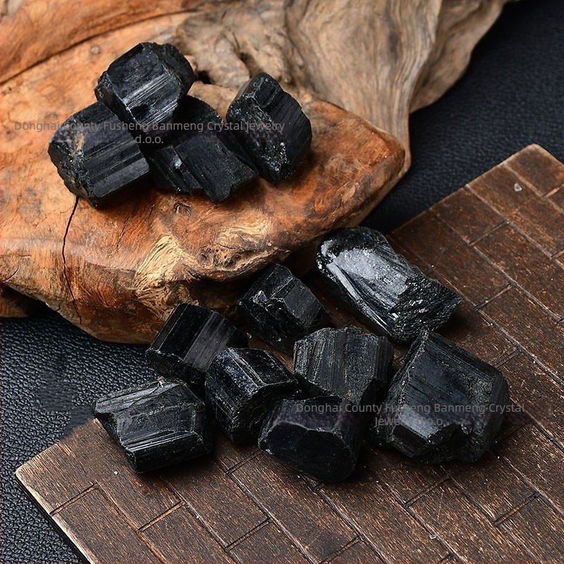 Dekorativni ukras od sirovog turmalinskog kamena, prirodni minerali uzorak, moderan minimalistički stil, kartonsko pakiranje