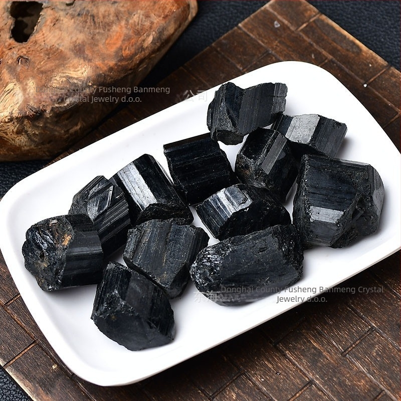 Dekorativni ukras od sirovog turmalinskog kamena, prirodni minerali uzorak, moderan minimalistički stil, kartonsko pakiranje