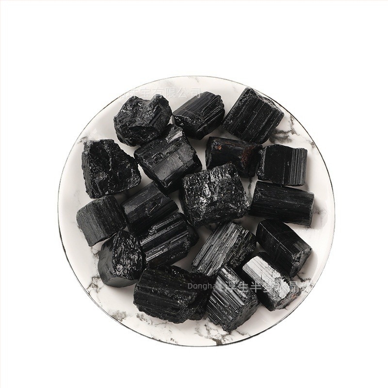 Dekorativni ukras od sirovog turmalinskog kamena, prirodni minerali uzorak, moderan minimalistički stil, kartonsko pakiranje