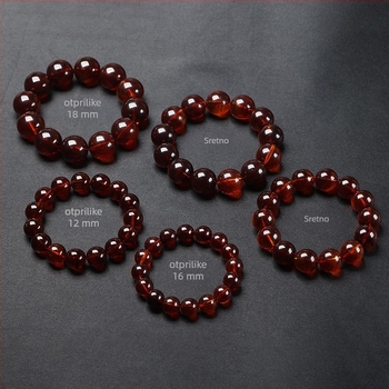 Narukvica od birmanskog krvavog jantara s perlicama, jednostruki kružni dizajn, motivi životinja/zodijak, bez certifikata autentičnosti