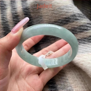 Jadeitna narukvica — Materijal: Jade (obrađeni); Tehnika obrade: poliranje; Izlazak na tržište: proljeće 2025; Stil: Priroda