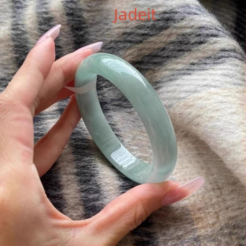 Jadeitna narukvica — Materijal: Jade (obrađeni); Tehnika obrade: poliranje; Izlazak na tržište: proljeće 2025; Stil: Priroda
