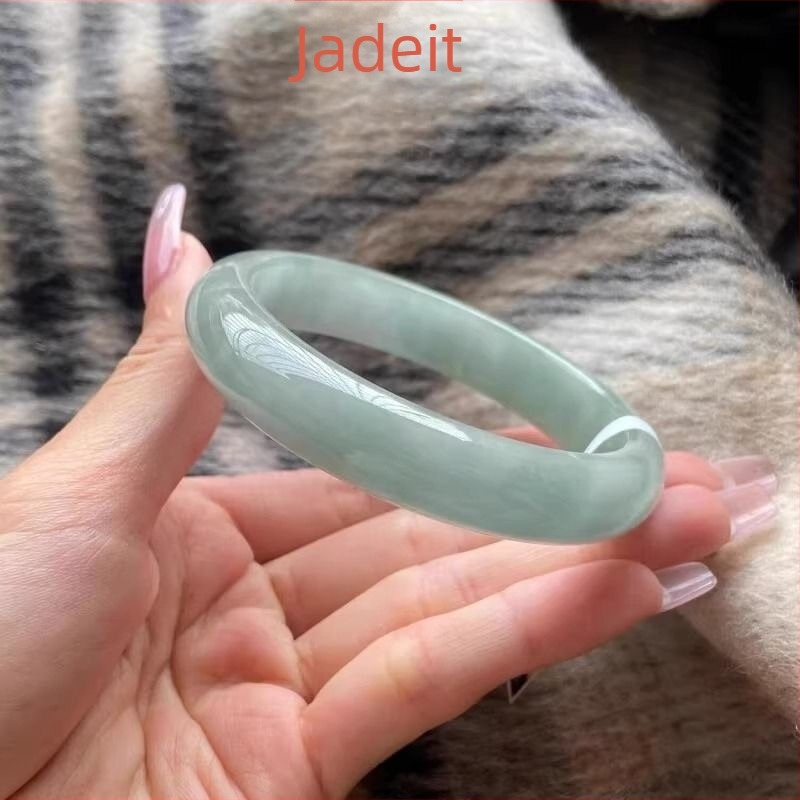 Jadeitna narukvica — Materijal: Jade (obrađeni); Tehnika obrade: poliranje; Izlazak na tržište: proljeće 2025; Stil: Priroda
