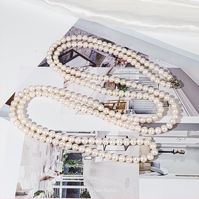 Ogrlica s biserima slatkovodnim, gotovo okrugli biseri, lanac od legure, elegantan minimalistički poslovni stil