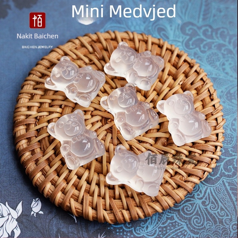 Privjesak u obliku medvjeda, prirodni kalcedon, moderni minimalistički dizajn