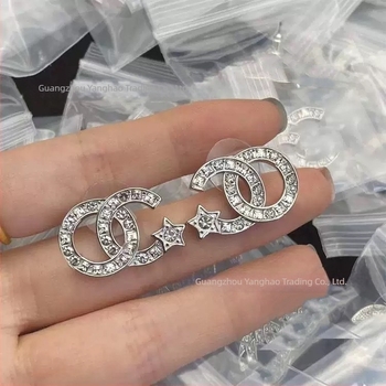 Ženske naušnice s dvostrukim slovom C, kvadratni dijamantni motiv zvjezdice, bakarno legura s pozlatom, oblik: slova/brojevi/tekst, zima 2025