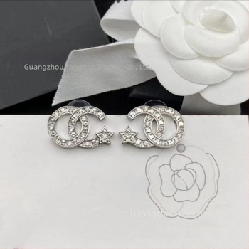 Ženske naušnice s dvostrukim slovom C, kvadratni dijamantni motiv zvjezdice, bakarno legura s pozlatom, oblik: slova/brojevi/tekst, zima 2025